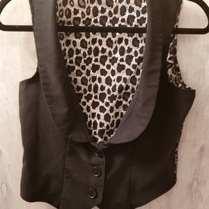 Wetseal leopard black & white vest.